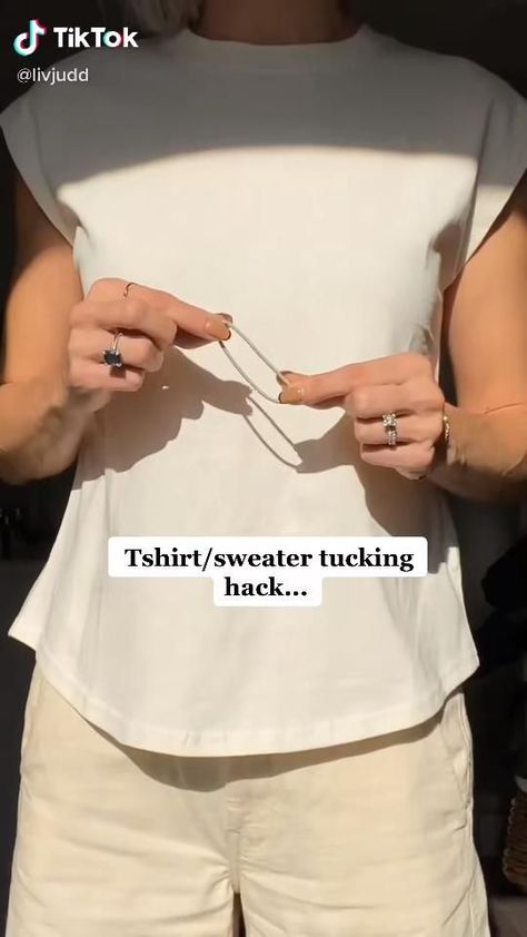 Shirt/sweater tucking hack [Video] | Refashion clothes, Fashion hacks clothes, Diy fashion hacks Shirt Cropping Hacks, Fashion Tricks Clothing, Tie Loose Shirt How To, T Shirt Front Knot, Twist Tuck Shirt, Coffee Shop Attire, Shirt Twist Hack, Hacks To Tuck In Shirt, Front Knot T Shirt