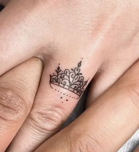 Queen Wrist Tattoos For Women, Tiara Finger Tattoo, Crown Ring Finger Tattoo, Finger Crown Tattoos For Women, Tattoo For Ring Finger, Finger Tattoos Crown, Crown Ring Tattoo, Crown Finger Tattoos For Women, Finger Crown Tattoo