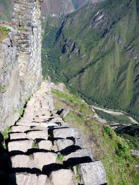 Huayna Picchu, Machu Picchu Peru, Inca Trails, Cusco Peru, Scary Places, Peru Travel, Machu Picchu, Places Around The World, Bolivia