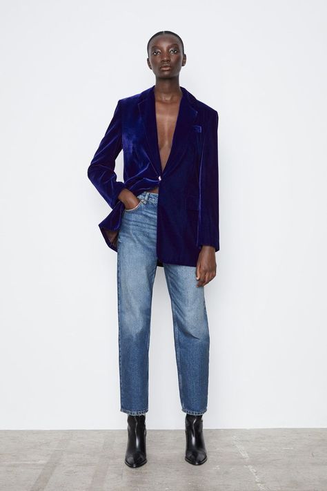 Zara Oversized Velvet Blazer Blue Velvet Blazer Outfit, Velvet Jacket Outfit, Velvet Blazer Outfit, Velvet Jackets Women, Blue Blazer Outfit, Velvet Blazer Women, Red Velvet Jacket, Cut Blazer, Blazer Zara