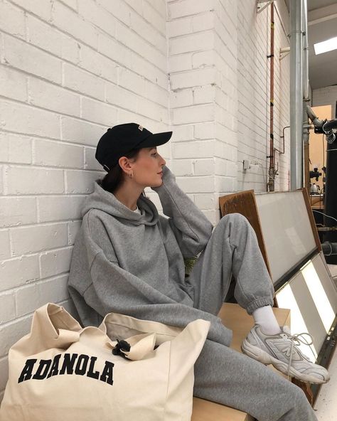 Grey Tracksuit Outfit Women, Outfit Inspo New Balance, Sweatsuit Outfits Women, 530 Outfit, Jess Alizzi, Gray Hoodie Outfit, New Balance 530 Outfit, Tracksuit Outfit Women, Sweatsuit Outfits