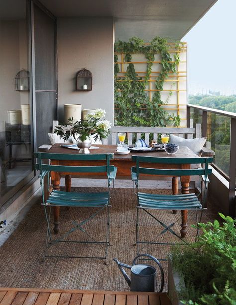 Balkon Decor, Balcony Table And Chairs, Balcony Design Ideas, Eclectic Dining, Balcony Ideas Apartment Indian, Summer Patio, Porch And Balcony, Apartment Patio, Small Balcony Ideas