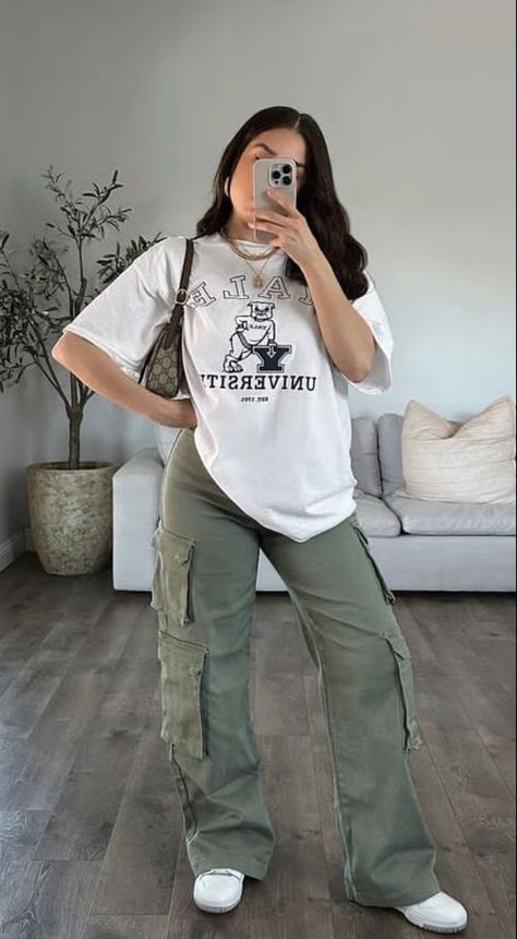 Cargo Pants Outfit Hijab, Style Green Cargo Pants, Cargo Pants Outfit Fall, Cargo Outfits Women, Cargo Pants Outfit Street Style, Cargo Pants Women Outfit, Green Cargo Pants Outfit, Cargo Outfit, Cargo Pants Outfit Women