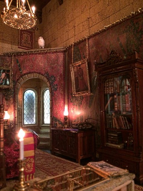 Harry Potter Gryffindor common room Harry Potter Common Room, Hery Potter, Gryffindor Common Room, Gryffindor Pride, Stile Harry Potter, Glume Harry Potter, Gryffindor Aesthetic, Tapeta Harry Potter, Harry Potter Wall