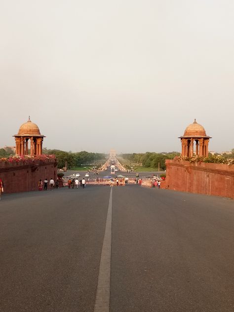 Lutyens Delhi, India Gate Aesthetics, Delhi Haat Photography, Gate Way Of India Mumbai Photography, Delhi India Gate Photography, Delhi City, Indian Road, Delhi Historical Places, Delhi Travel