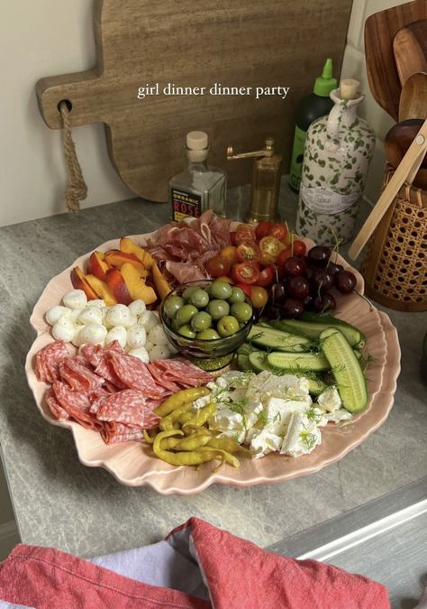 Party Appetizers Aesthetic, Hostess Meal Ideas, Summer Dinner Party Aesthetic Food, Meal Ideas For Big Groups, Birthday Party Snacks Aesthetic, Easy Dinner Party Starters, Summer Hosting Meals, Potluck Dinner Aesthetic, Snacks For Date Night At Home