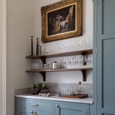 Armac Martin on Instagram: "⁠A truly traditional pairing, we adore this heritage-inspired duck egg blue cabinetry adorned with decadent brass details by @pedenandpringle in collaboration with @interiors.by.lisa.guest ⁠ ⁠ Our decorative brass grilles bring the cabinets to life and beautifully add that gilded style reminiscent of a period property. Swipe to see the statement >>⁠ ⁠ Features our Bakes Cabinet Knob, Bakes Cabinet Pull and Honeycomb Grille, all in our burnished brass finish.⁠ ⁠ Design Living Room Bar Area, Shaker Kitchen Doors, Handleless Cabinets, Sophie Paterson Interiors, Bar Inspiration, Shaker Kitchen Cabinets, Country Style Kitchen, Blue Cabinets, Living Room Bar