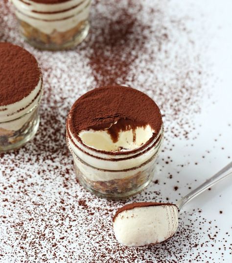 Heavenly Tiramisu makes approx 16 servings In 4oz Jelly jars -Ball jars Double coffee and use full box 100g lady fingers Mason Jar Desserts, Chocolate Bread Pudding, Cake In A Jar, Dessert In A Jar, Wedding Cake Recipe, Tiramisu Cake, Tiramisu Recipe, Food Wallpaper, Meals In A Jar