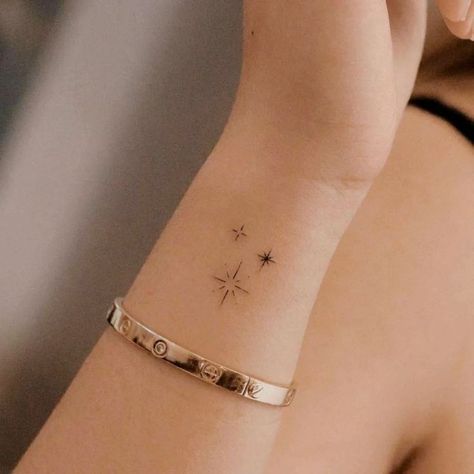 Tato Minimal, Tato Jari, Small Girly Tattoos, Tiny Wrist Tattoos, Pola Tato, Small Pretty Tattoos, Petite Tattoos, Star Tattoo, Wrist Tattoos For Women