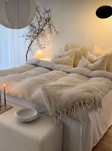 Neutral Bedroom Decor, Bedroom Decor Cozy, Redecorate Bedroom, Cozy Room Decor, Apartment Decor Inspiration, Room Makeover Bedroom, Apartment Inspiration, Room Inspiration Bedroom, Room Ideas Bedroom