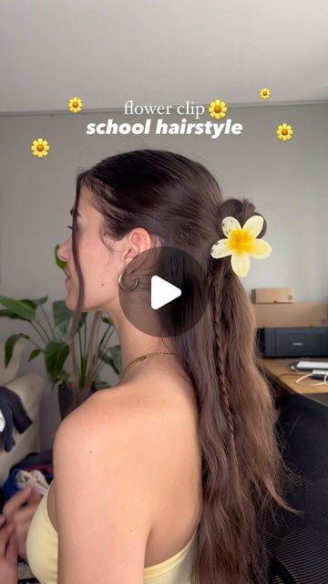 Hairstyle With Flower Clip, Flower Claw Clip Hairstyles, Flower Clip Hairstyles, Flower Hairstyles, Hairstyle For School, Hairstyles School, Clip Hairstyle, Cute Curly Hairstyles, Different Hair Colors