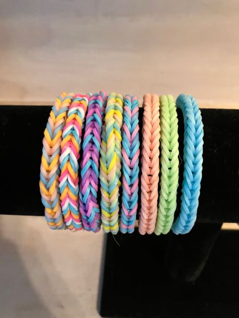 Loom Bands Designs, Loom Band Patterns, Make Clay Beads, Loom Band Bracelets, Rubber Band Crafts, Color Bracelets, Rainbow Loom Rubber Bands, Rainbow Loom Patterns, Rainbow Loom Designs