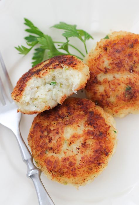 Fish Patties - Рыбные Котлеты - Olga's Flavor Factory Fish Patties, Caribbean Foods, Pescatarian Recipes, Quick Weeknight Dinners, Fish Cake, Fish Dishes, Smoked Salmon, Fish And Seafood, Clean Eating Snacks