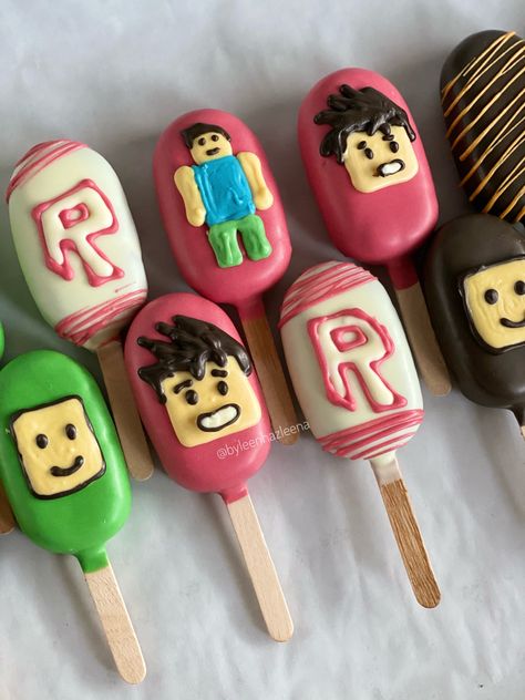 #roblox #cakesicles #cakepopsicle Roblox Cakesicles, Roblox Cake Pops, Gamer Treats, Mini Golf Birthday Party, Roblox Cakes, Square Birthday Cake, Roblox Birthday Cake, Robot Cake, Popsicles Cake