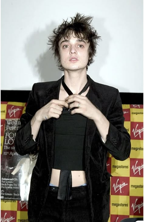 90s Britain, Carl Barat, Peter Doherty, Pete Doherty, 00s Style, The Libertines, 2011 Fashion, Grunge Guys, Mens 90s