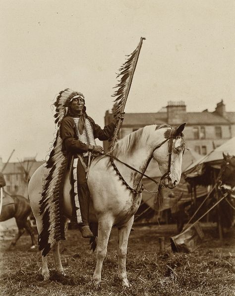 Buffalo Bill show in Glasgow Oglala Lakota, Wild West Show, Thomas Carlyle, Lakota Sioux, Native American Wisdom, Native American Pictures, Wilde Westen, Trail Of Tears, Native American Photos