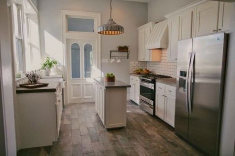 Fixer Upper Bicycle House for Sale - Photos, Price | Apartment Therapy Fixer Upper Episodes, Fixer Upper Bathroom, Fixer Upper Kitchen, Fixer Upper Home, Hgtv Fixer Upper, Magnolia Market, Farmhouse Style Kitchen, Magnolia Homes, Trendy Kitchen