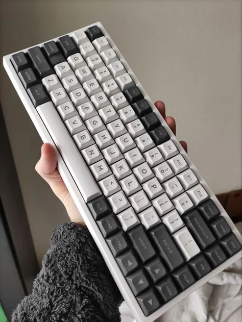 Keyboard Keycaps Design, Pretty Keyboard, Keycaps Aesthetic, Black And White Keyboard, Keyboard Customization, Studio Seni, Gray Keyboard, Keyboard Ideas, Aesthetic Keyboard