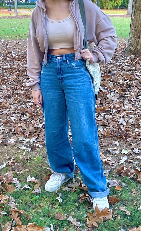 baggy jeans brown jacket tank top tote bag Crop Top Outfits Winter, Jeans And Crop Top Outfit, Baggy Jeans Aesthetic, Outfits With Baggy Jeans, Fall Outfit Aesthetic, Baggy Ripped Jeans, High Waisted Jeans Outfit, Baggy Jeans Outfit, Duck Photo