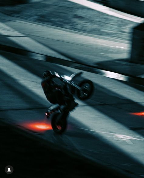 Sport Bike Aesthetic, Dirt Bike Aesthetic, Moto Photoshoot, Motorcycle Pfp, Motorbike Aesthetic, Motorcycle Wheelie, Bike Crash, Mountain Biking Photography, Biker Photography