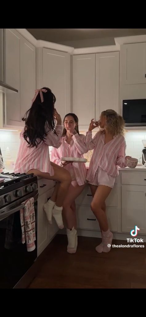 20th Birthday Slumber Party Ideas, Girly Pajama Party, Matching Pajamas Friends Sleepover Pink, Matching Robes Friends, Cute Slumber Party Outfits, Dream Life Friends, Sleepover Inspo Aesthetic, Friend Hangout Outfit, Pink Pjs Aesthetic Party