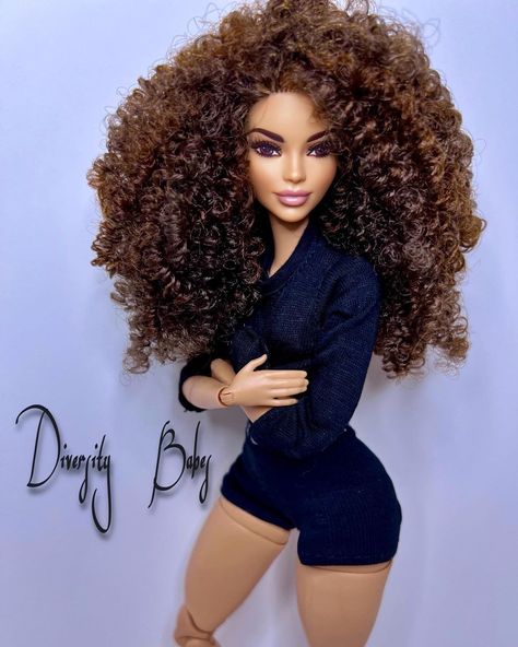 African American Dolls Natural Hair, Black Barbie Images, Black Barbie Dolls Natural Hair, African Barbie, Brunette Barbie, Afro Barbie, Original Barbie Doll, Barbie Halloween Costume, Barbie Fashion Sketches