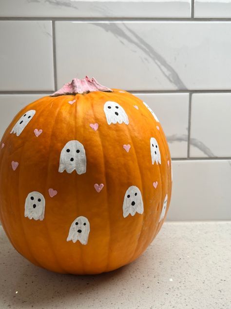 Pumpkin With Ghosts Painted, Draw On Pumpkin, Punking Painting Ideas Easy, Halloween Pumpkin Ideas Easy, Coquette Pumpkin Painting Ideas, Cute Things To Paint On A Pumpkin, Easy Small Pumpkin Painting Ideas, Pumpink Painting Ideas, Ghost On Pumpkin Painting