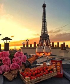 Date night. #weheart Date night. #weheartit #foundonweheartit #travel #paris #sunset #drinks | travel photography inspiration | travel gear | travel products | best camera for travel | best travel camera | #travelphotography Disneyland Paris, Hotel Des Invalides, Torre Eiffel Paris, Paris Wallpaper, Paris Photography, Paris Photo, Vintage Paris, Paris Photos, The Eiffel Tower