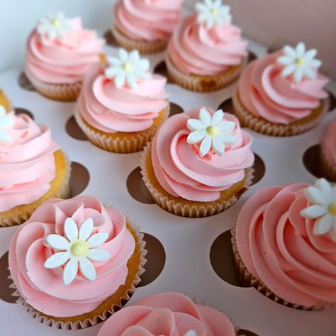 Daisy Cupcakes, Personalised Cakes, Birthday Theme Decoration, Shasta Daisy, First Birthday Cupcakes, Daisy Cakes, Food Tech, Cute Coffee Cups, Girl Cupcakes