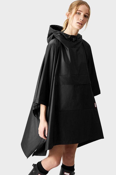 Black Vinyl Rain Poncho – A Hunter Origonal wet weather outerwear essential, this soft and lightweight Black unisex poncho is completely waterproof. The large, waterproof pocket at the front will keep contents dry in the rain. Black Vinyl Rain Poncho #VinylRainPonchoBlack #VinylRainPoncho Rainy Weather Outfits, Stylish Raincoats, Street Style Jacket, Raincoat Outfit, Wear A Scarf, Hunter Boot, Mens Raincoat, Long Rain Coat, Closet Colors