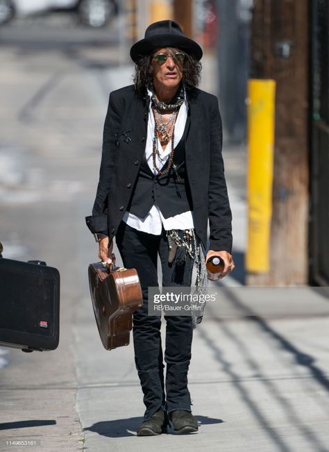 Joe Perry Style, Steven Tyler Outfits, Musician Outfit Men, Suspenders Outfit Mens, Rock N Roll Style Men, Glam Rock Outfit Men, Rock Outfit Men, Boho Rocker Style, Rocker Style Men