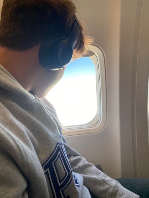 boy looking out if plane window Plane Selfie, Bailey Core, Japan 80's Aesthetic, 80's Aesthetic, Airplane Seats, Two Blondes, Boy Wallpaper, Private Flights, Plane Window