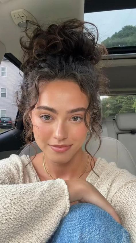 Unfastened bun tutorial Credit score from tiktok: kianadaliave Check more at https://howcandothis.com/hairstyleideas/unfastened-bun-tutorial-credit-score-from-tiktok-kianadaliave/ Pelo Ondulado Natural, Natural Curly Hair Cuts, Curly Hair Care Routine, Kadeřnické Trendy, Vlasové Trendy, Bun Tutorial, Curly Hair Styles Easy, From Tiktok, Hairdos For Curly Hair