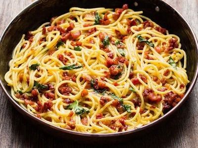 Craving comfort food, but trying to avoid an avalanche of calories? Thanks to former Aussie Bachelor, Sam Wood - you can have your spaghetti and eat it too! Healthy Carbonara Recipe, Carbonara Recipes, Savory Bacon, Salmon Skewers, Delicious Spaghetti, Sam Wood, Simple Dinners, Carbonara Recipe, Bacon Pasta