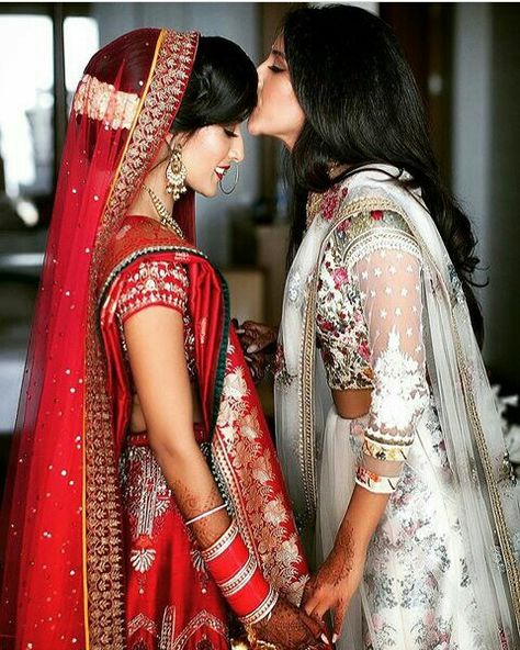 Sister Wedding Pictures, Sisters Photography Poses, Marriage Poses, शादी की तस्वीरें, Bridesmaid Poses, Brides Sister, Indian Bride Poses, Bridesmaid Photoshoot, Sisters Photoshoot Poses