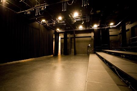 I'm in love with the drama and simplicity of a black box theatre.  Something about it just slays me Black Box Theatre, Drama Studio, Box Theatre, Dance Studio Design, New Palace, Small Theatre, Narrow Living Room, Sustainable Community, Interior Design Work