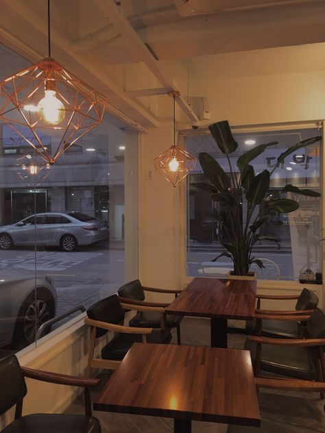 #seoul #coffeeshop #coffee #cafe #interiors #korea #evening #warm #aesthetic Korean Coffee Shop, Cafe Seoul, Korea Cafe, Cafe Interiors, Seoul Cafe, Korean Coffee, Korean Cafe, Warm Aesthetic, Pastel Theme