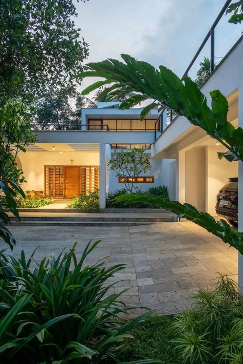 The Tropical Open House is a Homage to Family Values and Southern Architecture Tropical House Floor Plan, Tropical House Plans, Luxury House Floor Plans, House In The City, Modern Family House, Contemporary Beach House, Southern Architecture, Build A House, Tropical Architecture