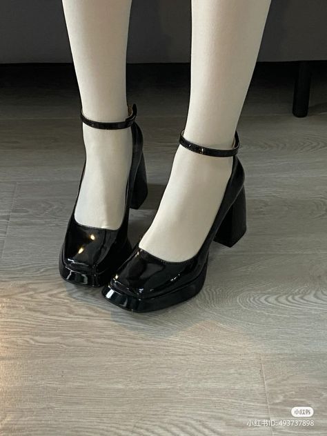 School Shoes Black Heels, Mary Jane Shoes Outfit, Look 80s, Feet Shoes, Cute Shoes Heels, Kawaii Shoes, Shoes Outfit, Fancy Shoes, Girly Shoes