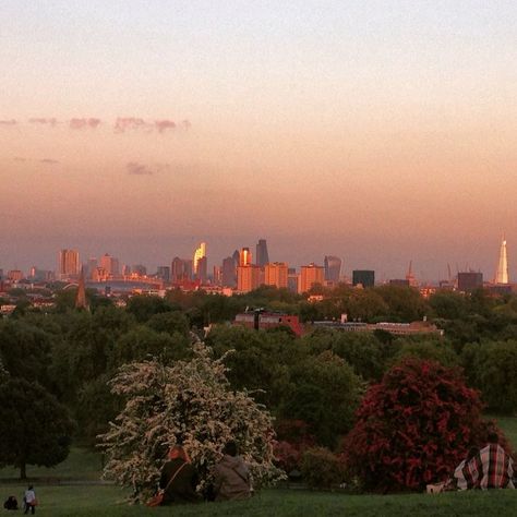 Primrose Hill Sunset, Primrose Hill London Aesthetic, Sunset In London, Primrose Hill Aesthetic, Hill Sunset, Hill Aesthetic, Primrose Hill London, England Aesthetic, London Vibes