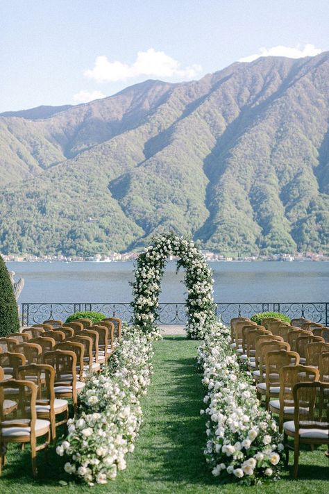 Dreamy & Timeless Romance Against The Waters Of Lake Como #weddingceremony #weddingaisle #lakecomo David Austin Wedding, White Roses Wedding, All White Wedding, Lake Como Wedding, Villa Wedding, Lake Como Italy, Dresses Classy, David Austin Roses, Ceremony Ideas