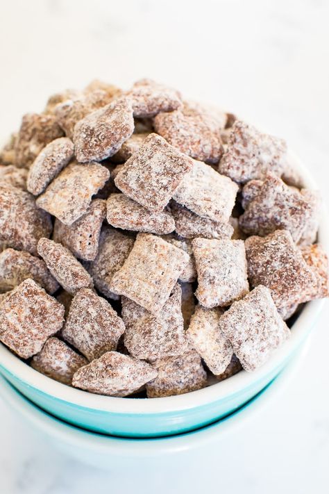 Protein Muddy Buddies, Cake Courgette, Muddy Buddies Recipe, Muddy Buddy, Eating Bird Food, Puppy Chow Recipes, Bite Size Snacks, Sweet Bites, Healthy Protein Snacks