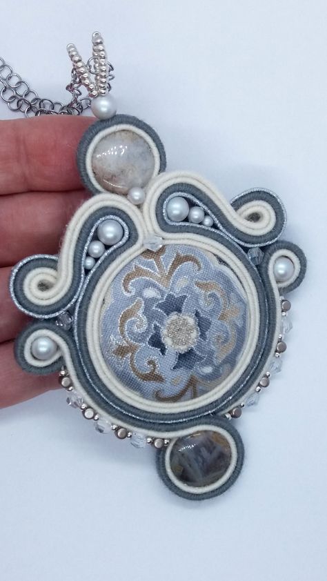 #soutache #soutachependant #bottoninarte Soutache Pendant, Bracelet Watch, Pendant, Grey, Silver