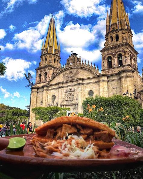 Torta ahogada en Guadalajara, México.  Cortesía: Porpuroguzto Barcelona Cathedral, Notre Dame, Barcelona, The Neighbourhood, Mural, Building, Travel