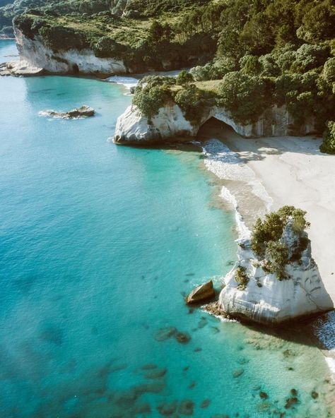 Aerial view of Cathedral Cove | The Ultimate Travel Guide to New Zealand: North Island, Coromandel Peninsula - elanaloo.com #epictravel #newzealand #coromandel #cathedralcove New Zealand Winter, New Zealand Lakes, New Zealand North Island, Cathedral Cove, New Zealand Beach, North Island New Zealand, New Zealand Travel Guide, New Zealand Landscape, Visit New Zealand