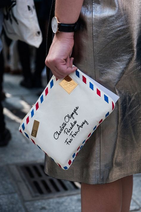 Laperm, Pfw Street Style, Sac Diy, Embellished Clutch, 카드 디자인, Paris Mode, Popsugar Fashion, Charlotte Olympia, Cool Street Fashion