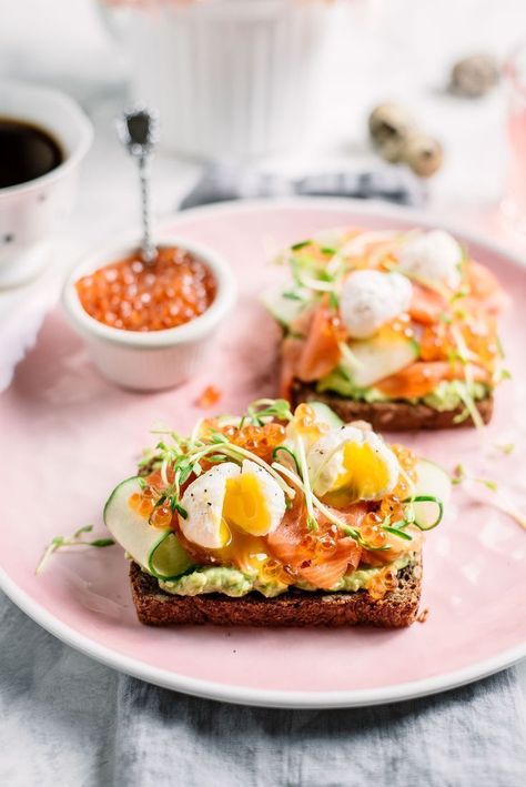 Wake up your Mom with this delicious Ultimate Smoked Salmon and Avocado Breakfast Toast. Smoked Salmon And Avocado, Salmon And Avocado, Breakfast Avocado, Avocado Toast Egg, Overnight Oat, Simple Breakfast, Avocado Breakfast, Breakfast Toast, Dinner Appetizers