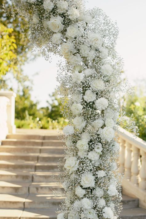 Wedding Flowers Minimalist, Estate Wedding Aesthetic, Wedding Isles Ideas Outdoor, Romantic Elegant Wedding Theme, Romantic Wedding Decor Fairytale, Wedding Dress Enchanted, Classy Wedding Bouquet, Classy Romantic Wedding, Classy Wedding Aesthetic