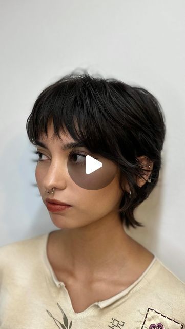 Vero Sainz Peluquería on Instagram: "the alice cullen hair but make it 2024 ⭐️ bixie haircut (bob+pixie) para @winx.sbn <3  haircut @sainz_vero   #bixie #bixiecut #bixiehaircut #bob #pixie #shorthairstyle" "bixie" Haircut 2022 Short, "bixie" Haircut 360, Winona Ryder Pixie Cut, Short Haircuts Women 2024, Short Haïr Cut For Round Face, Shixie Haircut Girl, Bixie 90s Haircut With Bangs, Pixie Cut Girl, Asian Pixie Haircut