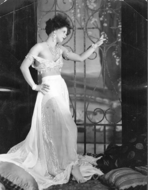 Arabian Costume, Bow Fashion, Clara Bow, Louise Brooks, Beautiful Beach Wedding, The It Girl, Living In London, Classic Actresses, Roaring 20's